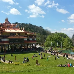 Le temple bouddhiste près du Camping Au Tour de l'Aveyron